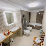 De Vivo Realty - Coco's מטה