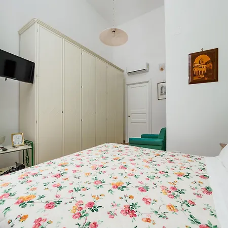 De Vivo Realty - Coco's 3*