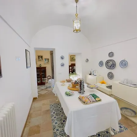 Coco's - De Vivo Realty Bed and Breakfast Meta