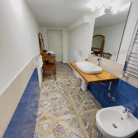 Coco's - De Vivo Realty 4* Meta