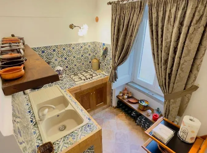 De Vivo Realty - Coco's Bed & Breakfast Meta